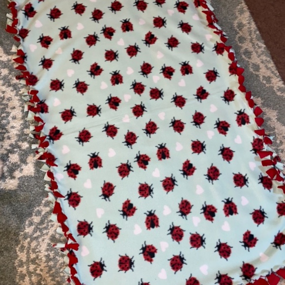 AVERAGE SIZE THROW (2 yards); HOMEMADE NO SEW FLEECE BLANKET - Picture 6 of 9